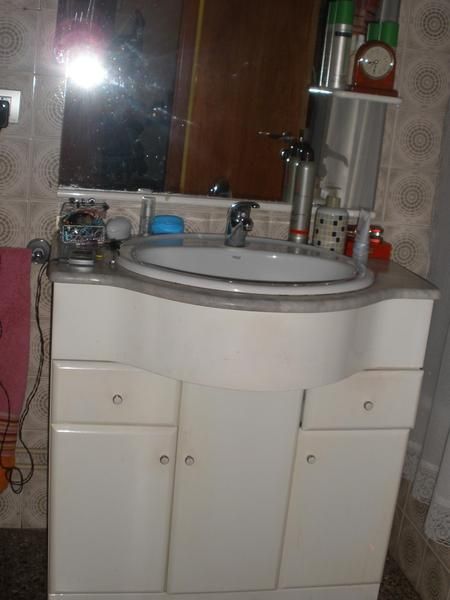 URGE VENDER MUEBLE DE BAÑO CON SU PICA, EL GRIFO Y EL ESPEJO POR 50E