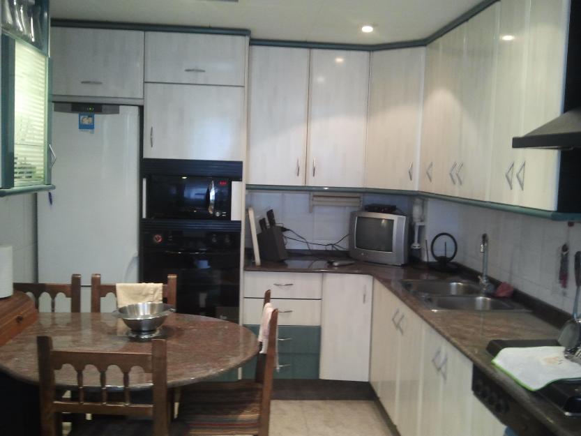 En reus,alquilo habitación,piso de 140 m2,muy equipado y a.d.s.l wi-fi gratuito!