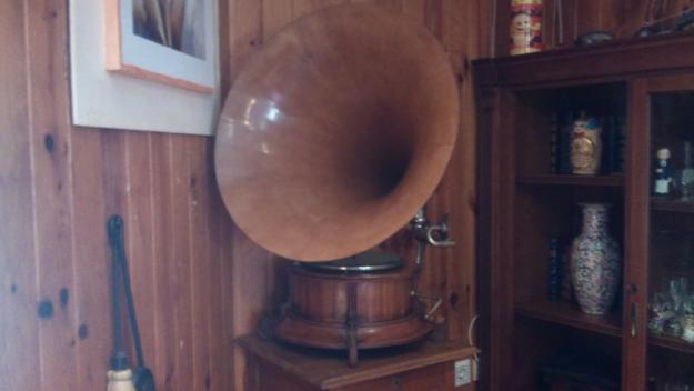 vendo gramofono con campana de madera