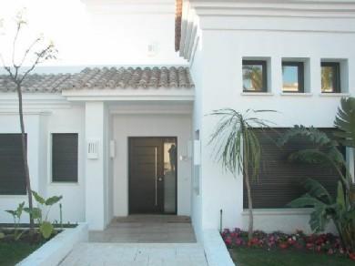 Chalet con 5 dormitorios se vende en Marbella, Costa del Sol