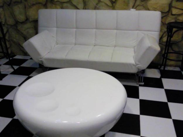 vendo 2 sofás y una mesa