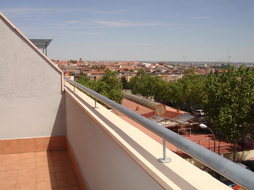 Habitación con terraza solarium a chica en dúplex