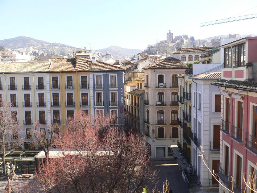 Atico sin muebles con vistas a la alhambra y la catedral