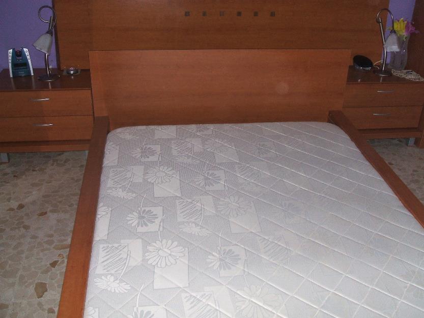 Cama de matrimonio con base tapizada