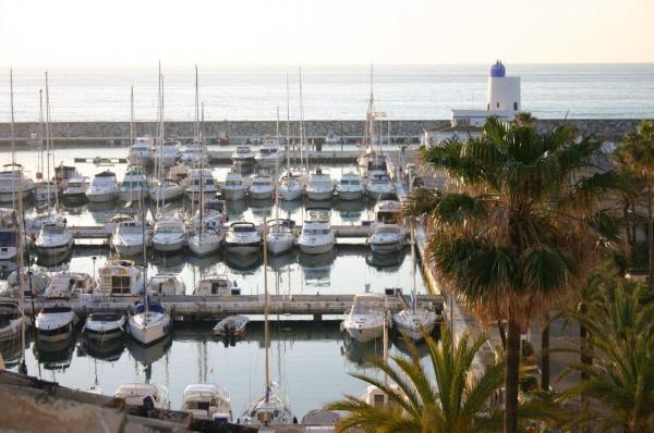 Cambio atico duplex con vistas a la marina por propiedad en estepona