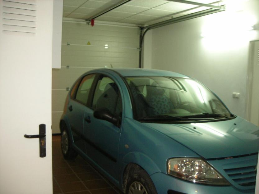 Se vende casa con garaje