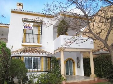 Chalet con 5 dormitorios se vende en Marbella, Costa del Sol