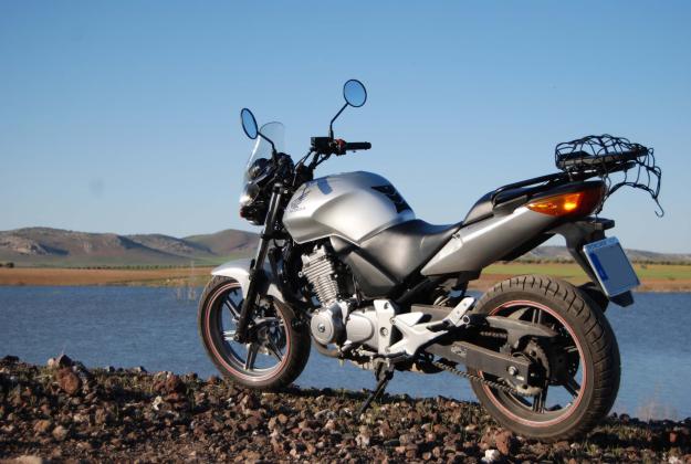 Motocicleta tipo naked Honda CBF 500