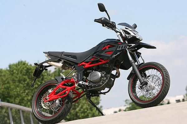 Vendo Megelli 125 M con un año de garantía y 1500 kms