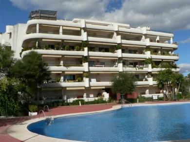 Apartamento con 3 dormitorios se vende en Marbella, Costa del Sol