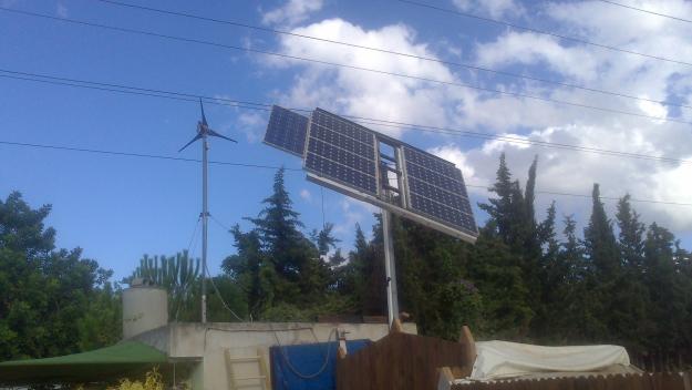 Placas fotovoltaicas y aerogenerador