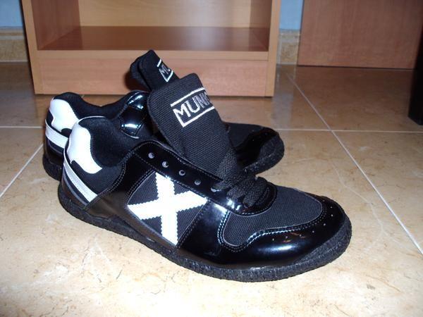 ZAPATILLAS MUNICH GOAL NUMERO 43 BLANCAS Y NEGRAS CHAROL NUEVAS