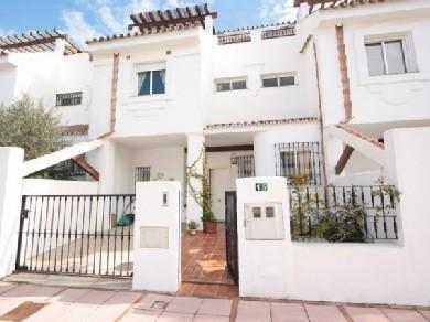 Adosado con 3 dormitorios se vende en Marbella, Costa del Sol