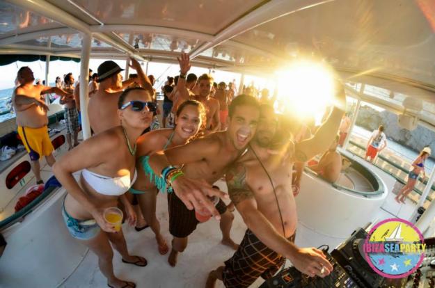 La mejor fiesta en barco catamaran ibiza sea party