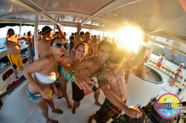 La mejor fiesta en barco catamaran ibiza sea party