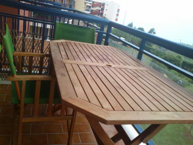Se vende mesa de madera de jardín con 4 sillas