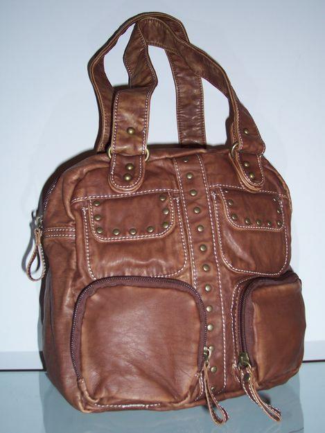 Bolso grande polipiel muy suave con tachuelas y varios bolsillos muy original