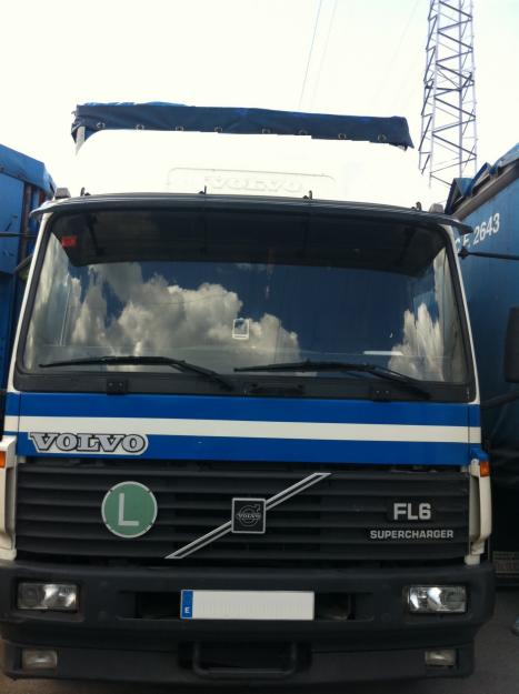 Camion volvo fl614 semi-tauliner con plataforma