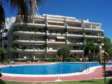 Apartamento con 2 dormitorios se vende en Marbella, Costa del Sol