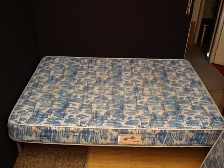 colchon 135 con somier y otro de 150 solo