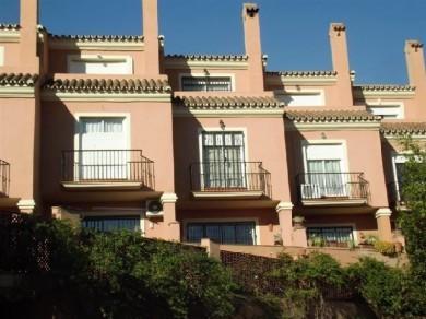 Adosado con 3 dormitorios se vende en Marbella, Costa del Sol