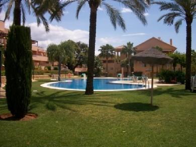 Apartamento con 2 dormitorios se vende en Marbella, Costa del Sol