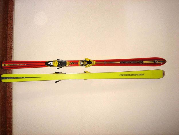 Esquís carving Rossignol con fijaciones Salomon.