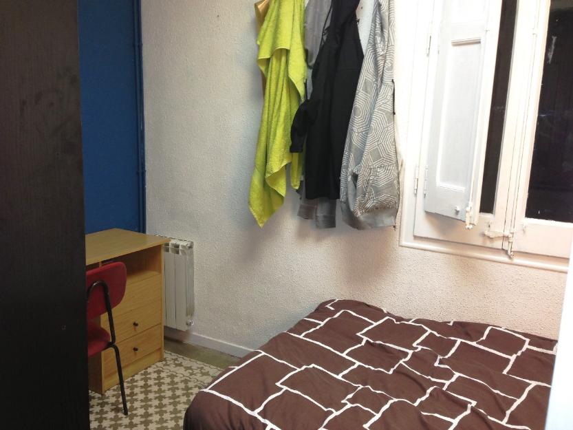 Room avalaiable in Barcelona (Sants)