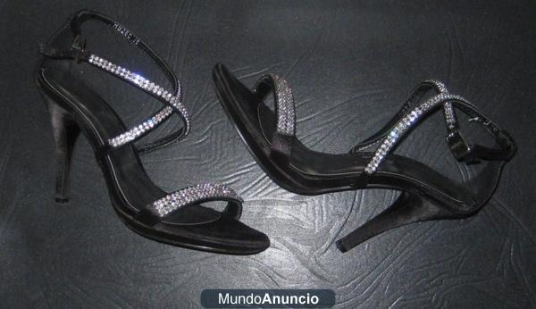 Tacones negros brillantes