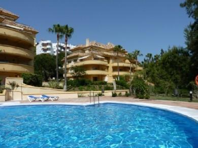 Apartamento con 2 dormitorios se vende en Marbella, Costa del Sol