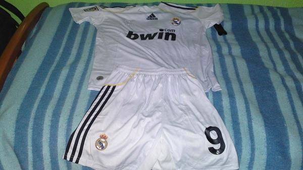 camiseta y pantalon del real madrid de ronaldo y kaka