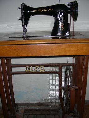 vendo maquina de coser antigua ALFA