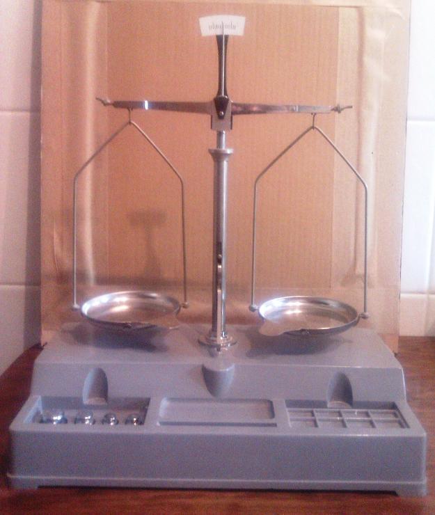 Microscopio y Balanza de Precisión