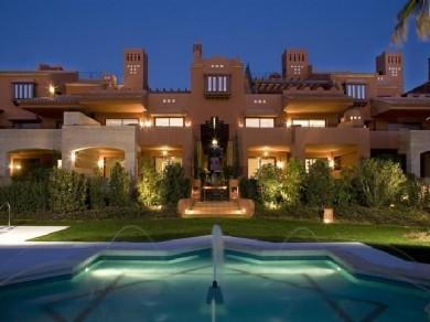 Apartamento con 2 dormitorios se vende en Marbella, Costa del Sol