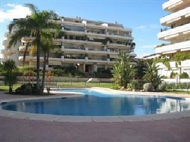 Apartamento con 2 dormitorios se vende en Marbella, Costa del Sol