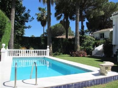 Chalet con 4 dormitorios se vende en Marbella, Costa del Sol