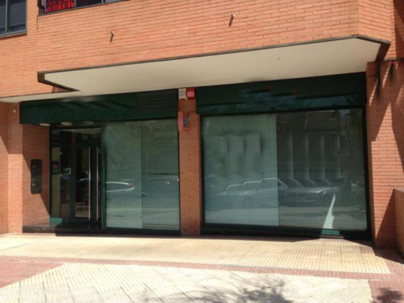 Alquiler local comercial 130m² con s/h divisible en dos locales en Alcobendas.