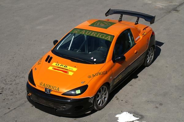 coche de carreras por coche de calle
