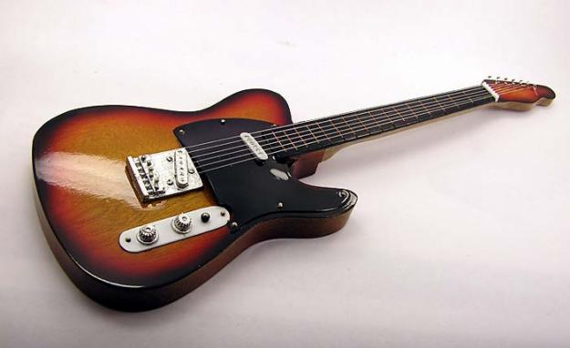 Guitarra miniatura en madera de coleccion
