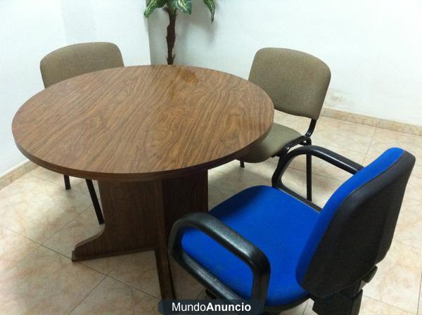 mesa escritorio y mesa de reunion con sillas