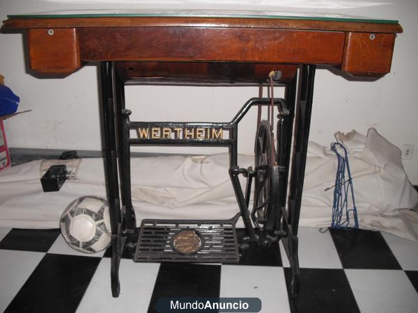 Máquina de coser marca Whertheim ideal decoración.