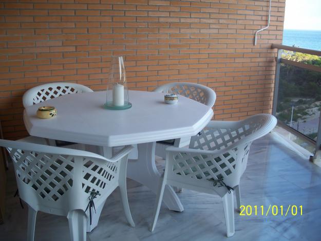 VENDO CONJUNTO DE TERRAZA/JARDIN MESA DE 1'20 Mt. Y 4 SILLONES