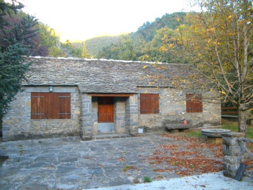 Casa con terreno urbano de 2800 m2 zona de fiscal pirineo de huesca