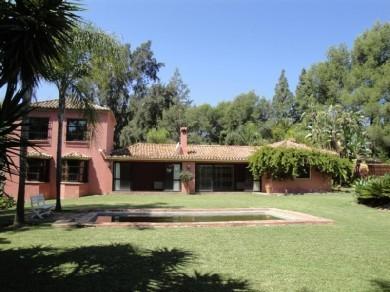 Chalet con 6 dormitorios se vende en Marbella, Costa del Sol