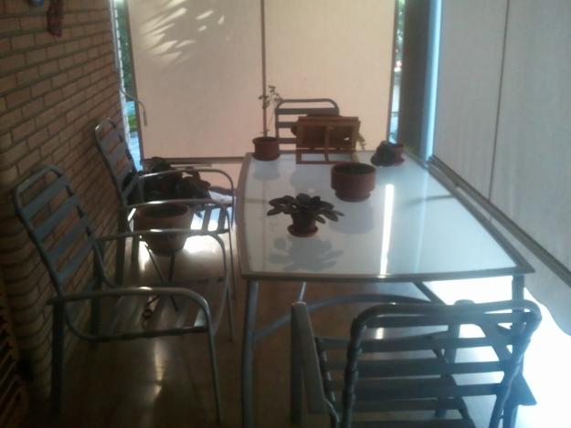 Mesa y 4 butacas TODO POR 80€