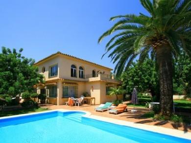 Chalet con 4 dormitorios se vende en Marbella, Costa del Sol