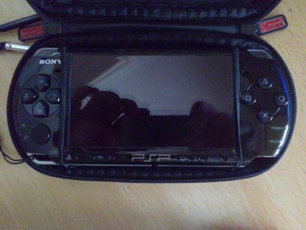 psp3000+funda+5 juegos +pelicula+tarj.memoria 2 gb