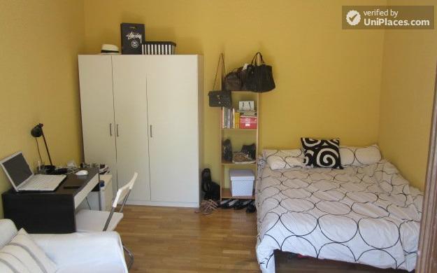 Rooms available - Elegant 5-bedroom apartment in La Latina