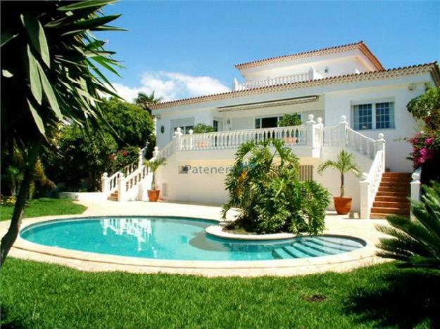 Villa Aislada con enorme jardín y piscina privada en Golf del Sur.