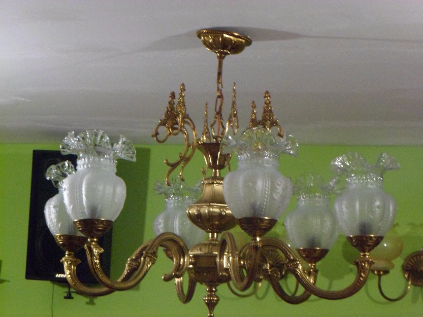 Impresionantes lamparas de bronce de seis brazos con tulipas de cristal impecables.